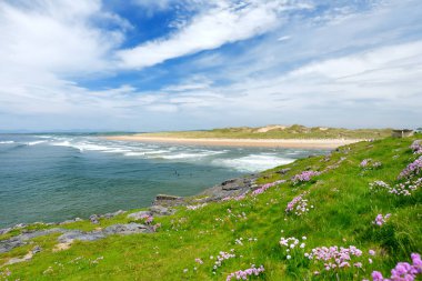 Tullan Strand, County Donegal, İrlanda geniş düz kumlu plaj.