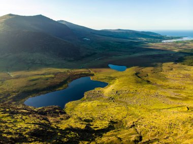Göller Conor Pass, Dingle Yarımadası, County Kerry, Ireland adlı havadan görünümü 