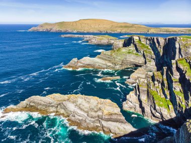 yüksek kayalık sahil, Kerry kayalıklarla, İrlanda