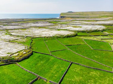 Galway Bay, İrlanda Inishmore adasının havadan görünümü  