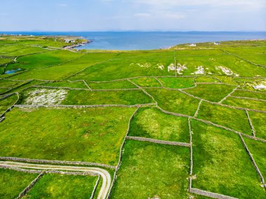Galway Bay, İrlanda Inishmore adasının havadan görünümü  
