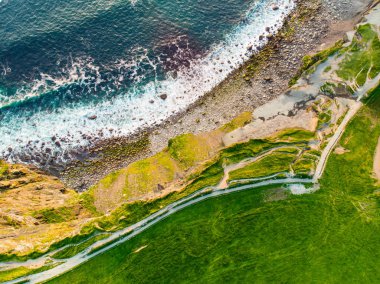 Mohe kayalıklarla ve kıyı dalgalar havadan görünümü