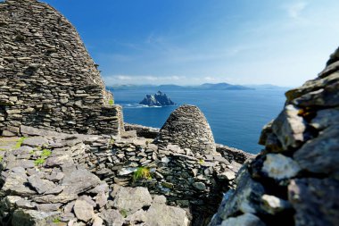 taş kalıntıları Skellig Michael veya büyük Skellig, İrlanda.