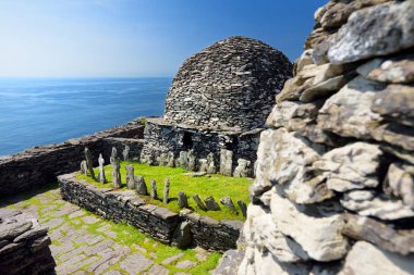 taş kalıntıları Skellig Michael veya büyük Skellig, İrlanda.