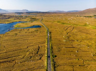 İrlanda Connemara bölgesinin gün batımı görünümü.