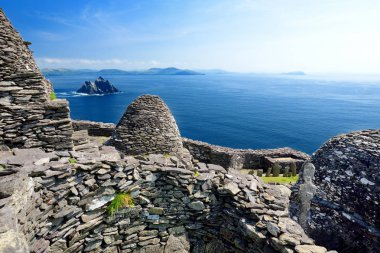 taş kalıntıları Skellig Michael veya büyük Skellig, İrlanda.