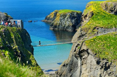 Rede bir Carrick halat köprü County Antrim Ballintoy yakınındaki