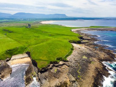 Mullaghmore kafa hava görünümünü büyük dalgalar kıyıya haddeleme ile 