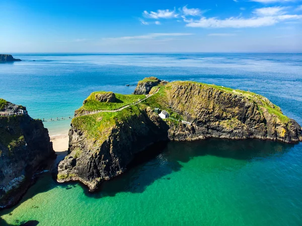 キャリックはリード吊り橋 アントリム 北アイルランドでの Ballintoy の近くに有名なロープ橋 — ストック写真