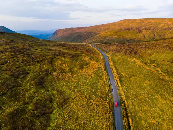 Car Moving Road Countryside Landscape Mountains Horizon Contea Galway Irlanda — Foto Stock