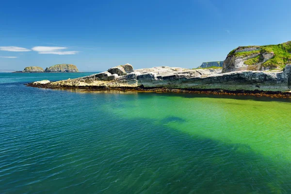 Agua Vívida Verde Esmeralda Puerto Ballintoy Largo Costa Calzada Condado — Foto de Stock