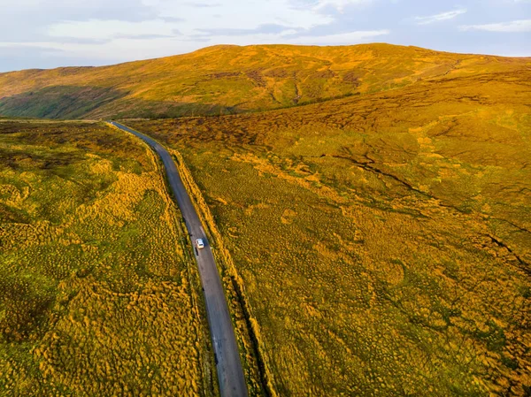 Coche Mueve Por Carretera Paisaje Rural Con Montañas Horizonte Condado —  Fotos de Stock