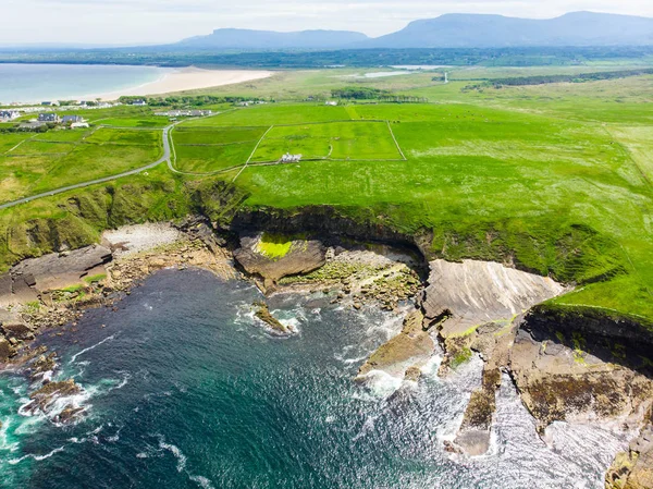 Mullaghmore hava görünümünü karaya inişli çıkışlı dalgalar ile. Yaban Atlantik yolu, County Sligo, Ireland