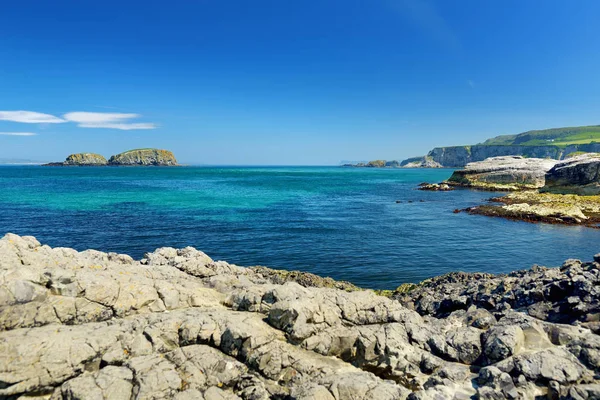 Água Verde Esmeralda Vívida Porto Ballintoy Longo Costa Causeway Condado — Fotografia de Stock