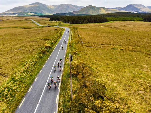 Vista Aérea Corrida Ciclistas Estrada Asfalto Região Connemara Condado Galway — Fotografia de Stock