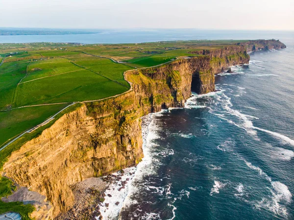 Vue Aérienne Des Falaises Mohe Des Vagues Côtières — Photo