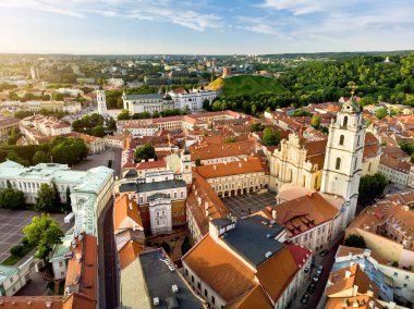 Sunset'teki Vilnius mimarisinin havadan görünümü