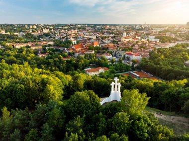Vilnius eski kente bakan üç haçlar anıtın havadan görünümü  