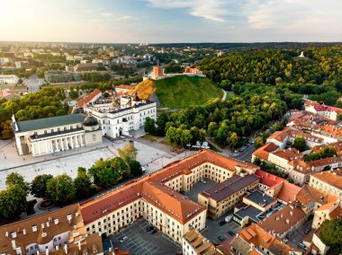 Sunset'teki Vilnius mimarisinin havadan görünümü
