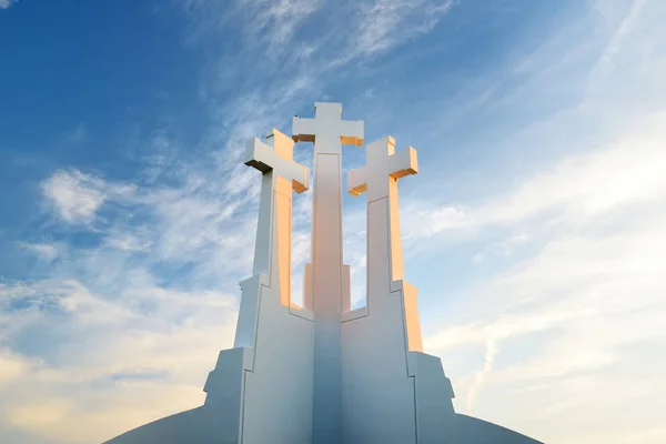 三白色十字架纪念碑在蓝色多云天空之下 底部看法 — 图库照片