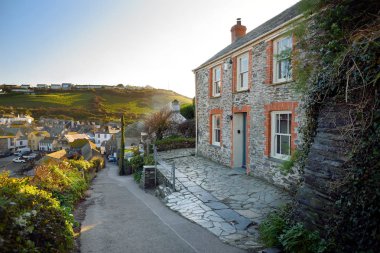 Isaac, küçük ve güzel balıkçı köyü, Kuzey Cornwall, İngiltere, Birleşik Krallık, çeşitli televizyon yapımları için zemin olarak ünlü Atlantik kıyısında güneşli sonbahar sabahı bağlantı noktası.