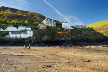 Isaac, küçük ve güzel balıkçı köyü, Kuzey Cornwall, İngiltere, Birleşik Krallık, çeşitli televizyon yapımları için zemin olarak ünlü Atlantik kıyısında güneşli sonbahar sabahı bağlantı noktası.