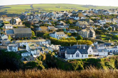 Isaac, küçük ve güzel balıkçı köyü, Kuzey Cornwall, İngiltere, Birleşik Krallık, çeşitli televizyon yapımları için zemin olarak ünlü Atlantik kıyısında güneşli sonbahar sabahı bağlantı noktası.