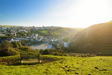 Isaac, küçük ve güzel balıkçı köyü, Kuzey Cornwall, İngiltere, Birleşik Krallık, çeşitli televizyon yapımları için zemin olarak ünlü Atlantik kıyısında güneşli sonbahar sabahı bağlantı noktası.