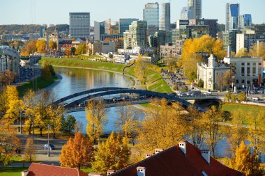 Vilnius eski şehir Gediminas tepeden çekilen güzel sonbahar Panoraması. Güzel güneşli Ekim günü Litvanya'nın başkenti.