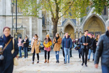 Londra, İngiltere - 19 Kasım 2017: Birçok turist ve sokaklarda ve kavşak geçiş Londralılar. Büyük Britanya'nın başkentinde güzel güneşli bir sonbahar gün.