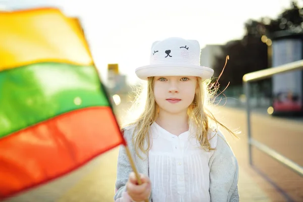 Menina Bonito Segurando Bandeira Lituana Tricolor Dia Estado Lituano — Fotografia de Stock