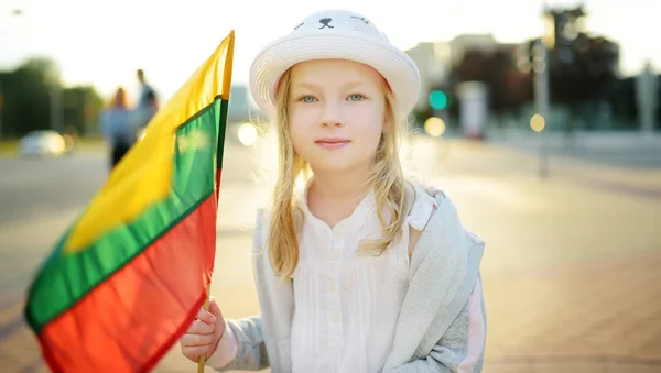 Χαριτωμένο Κοριτσάκι Που Κρατάει Τρίχρωμη Σημαία Λιθουανίας Λιθουανικά Ημέρα Κρατικής — Φωτογραφία Αρχείου