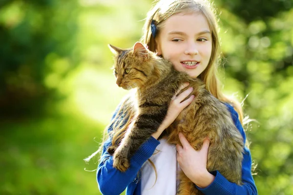 可爱的小女孩与她的猫在阳光明媚的秋天天 可爱的孩子抱着宠物小猫 儿童和动物 — 图库照片