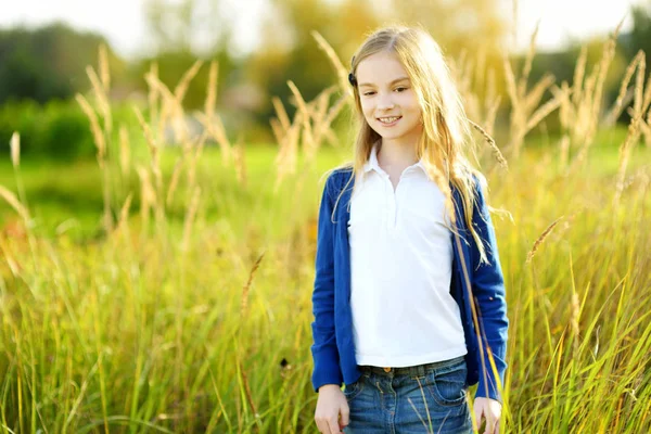 Söt Liten Flicka Att Kul Vackra Höstdag Glada Barn Som — Stockfoto