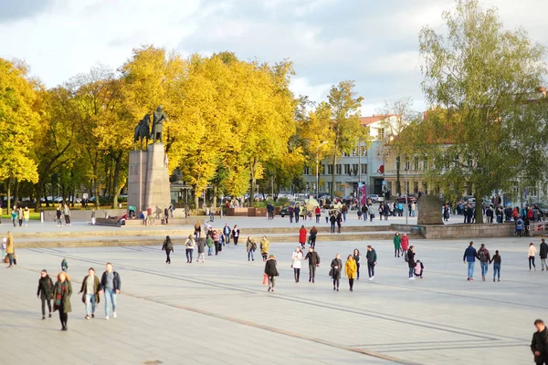 Vilnius Lituânia Outubro 2017 Muitas Pessoas Andando Pelas Ruas Cidade — Fotografia de Stock