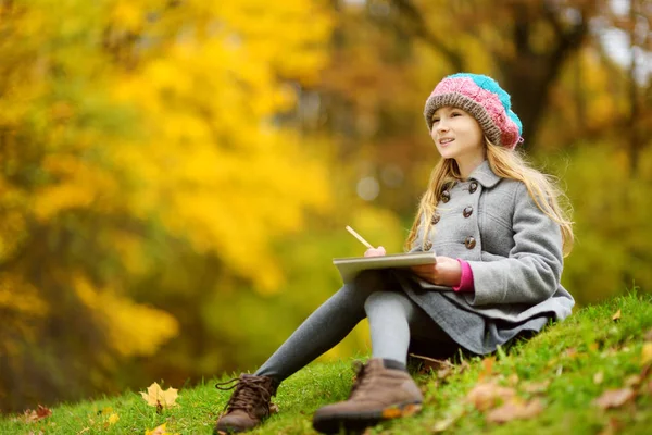 Linda Niña Dibujando Fuera Hermoso Día Otoño Feliz Niño Jugando — Foto de Stock