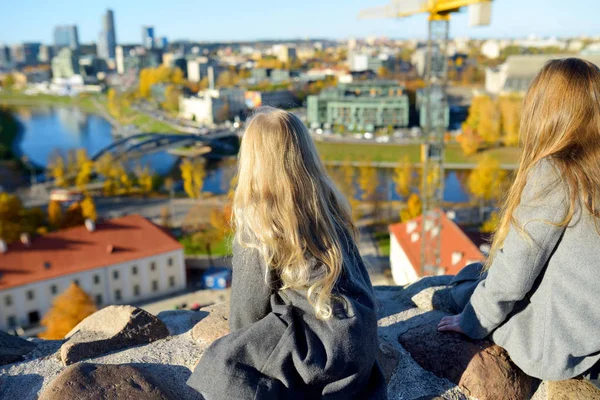 Meninas Bonitos Desfrutando Uma Vista Cidade Vilnius Partir Colina Gediminas — Fotografia de Stock
