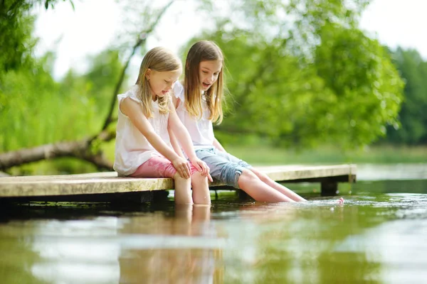 Twee Schattige Kleine Meisjes Zitten Een Houten Platform Door Rivier — Stockfoto