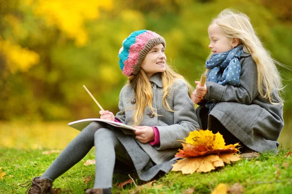 Niñas Lindas Bosquejando Afuera Hermoso Día Otoño Niños Felices Jugando — Foto de Stock