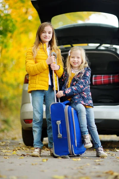 Dos Chicas Adorables Con Una Maleta Vacaciones Con Sus Padres — Foto de Stock