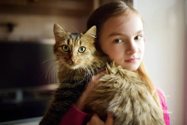 彼女の猫を自宅でかわいい女の子 ヘット ペットの子猫を抱いた愛らしい子供 子供と動物 — ストック写真