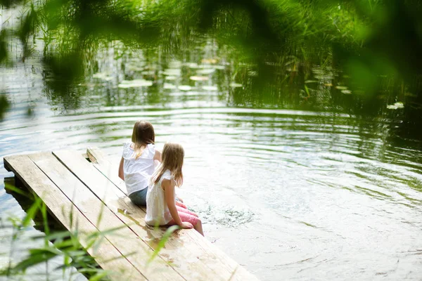 Dos Niñas Lindas Sentadas Una Plataforma Madera Junto Río Lago —  Fotos de Stock