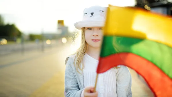 Söt Liten Flicka Håller Tricolor Litauiska Flaggan Litauiska Statens Dag — Stockfoto