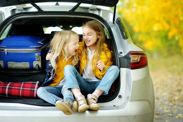 Two Adorable Girls Suitcase Going Vacations Parents Two Kids Looking — Stock Photo, Image