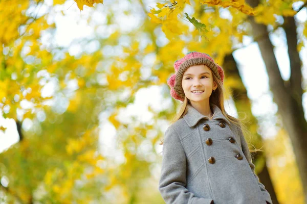 Schattig Klein Meisje Plezier Mooie Herfstdag Gelukkig Kind Spelen Herfst — Stockfoto