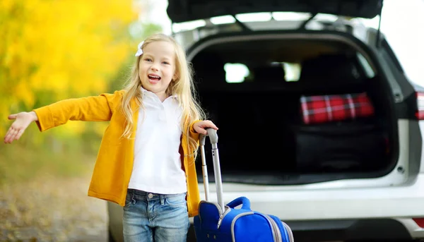 가방에 그녀의 부모와 준비와 귀여운 아이로 여행에 학교에서가 휴식입니다 자동차로 — 스톡 사진