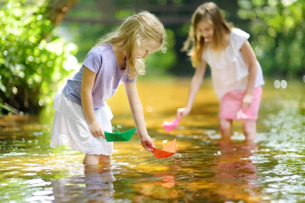 Due Sorelline Che Giocano Con Barche Carta Fiume Una Calda — Foto Stock