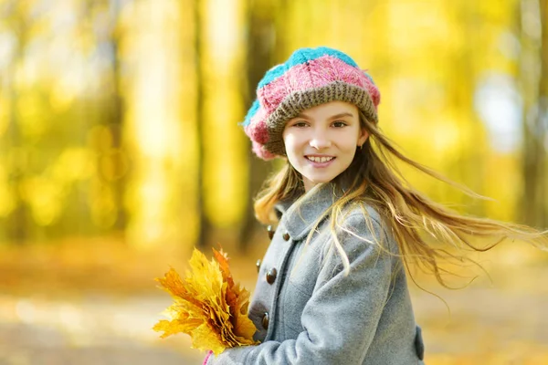 かわいい女の子が美しい秋の一日を楽しんでします 秋の公園で遊んで幸せな子 黄色の紅葉を収集の子供 子供のための秋の活動 — ストック写真