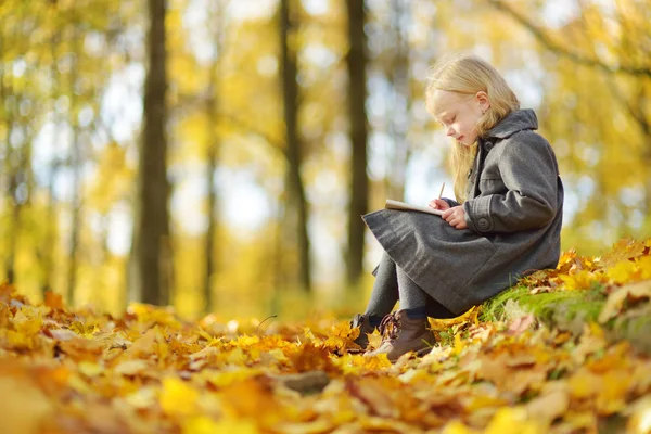 Милая Маленькая Девочка Рисует Улице Прекрасный Осенний День Счастливый Ребенок — стоковое фото