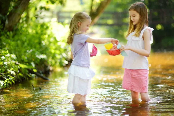 Twee Zusjes Spelen Met Papieren Boten Door Een Rivier Warme — Stockfoto